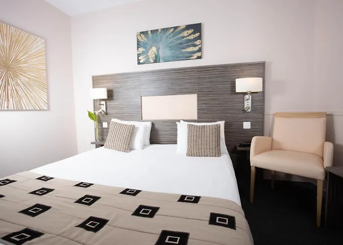 Continental מלון אנז'ה